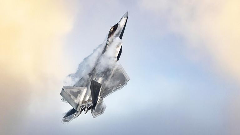 Hàng chục chiến đấu cơ F-22 Raptor của Mỹ có khả năng phải "nghỉ hưu" (Ảnh: Getty)
