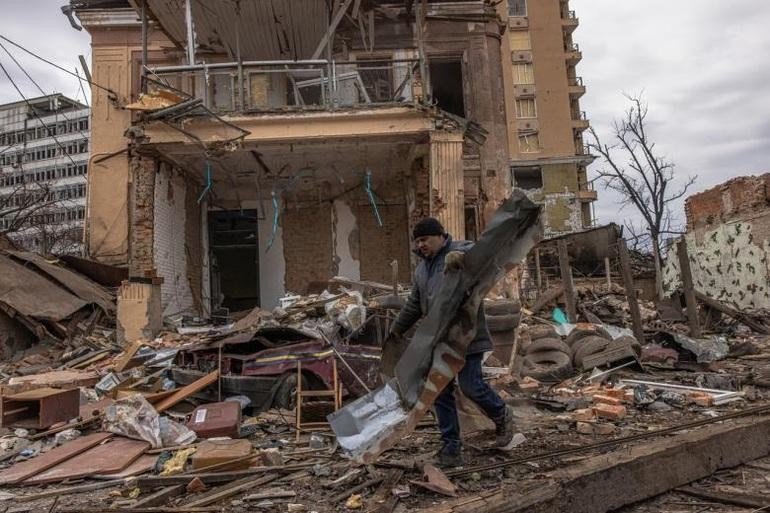Nhà cửa đổ nát sau các cuộc giao tranh tại Kharkov, Ukraine (Ảnh: EPA).