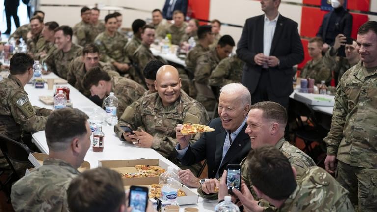 Tổng thống Joe Biden dùng bữa với cá binh sĩ Mỹ tại Ba Lan (Ảnh: AP)