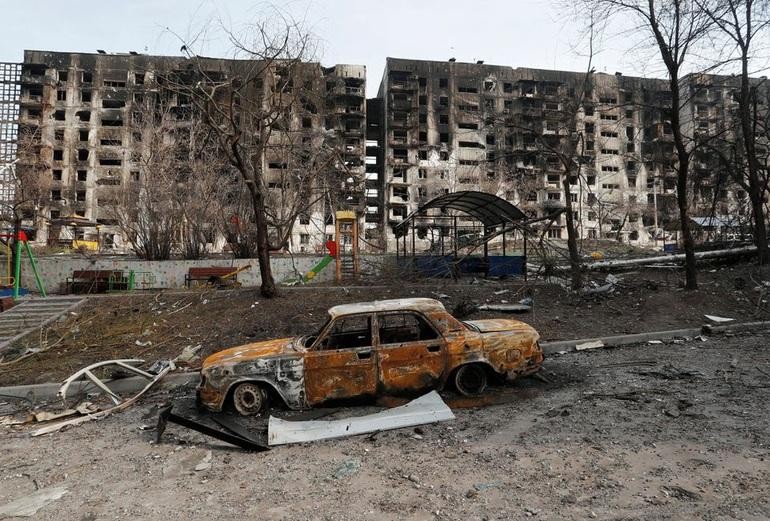 Bên ngoài một tòa nhà ở thành phố Mariupol bị phá hủy trong các cuộc giao tranh giữa Nga và Ukraine (Ảnh: Reuters).