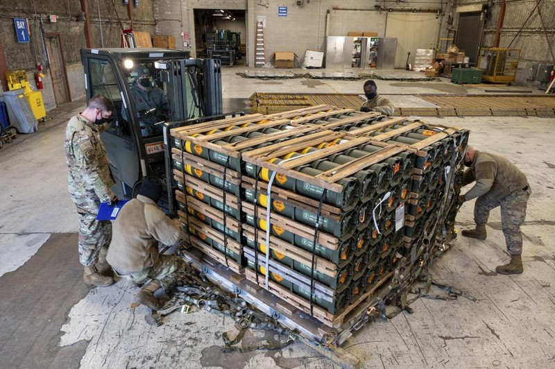 Một lô hàng vũ khí mà Mỹ chuyển cho Ukraine (Ảnh: AP)