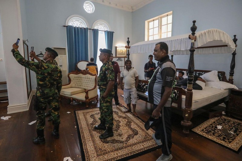 Binh sĩ và người biểu tình chụp ảnh "tự sướng" bên trong khu nhà ở tổng thống ở Colombo, Sri Lanka ngày 10/7 (Ảnh: Shutterstock)