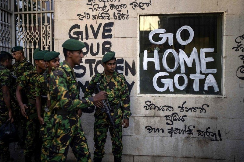 Binh sĩ tuần tra gần khu nhà ở của Tổng thống Gotabaya Rajapaksa ở Colombo, 3 ngày trước khi người biểu tình ập tới (Ảnh: AP)