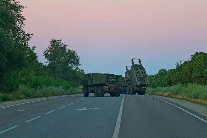 Pháo phản lực HIMARS của quân đội Ukraine chuẩn bị sẵn sàng chiến đấu trên một con đường cao tốc (Ảnh: Bộ Tổng tham mưu các lực lượng vũ trang Ukraine).