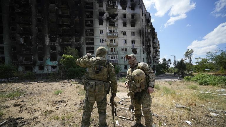 Các binh sĩ Nga tại Severodonetsk, Donbass, ngày 12/7/2022 (Ảnh: AP)