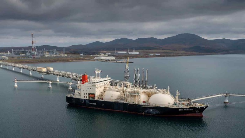 Tàu chở dầu Sun Arrows nạp LNG từ dự án Sakhalin-2 tại cảng Prigorodnoye, Nga (Ảnh: AP)