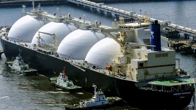 Một tàu chở LNG cập cảng tại Nhật Bản (Ảnh: Kyodo News)