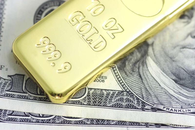 Giá vàng sụt giảm trước một đồng USD quá mạnh trong năm nay (Ảnh: TheBalance)