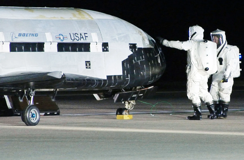 X-37B trở về sau 908 ngày hoạt động trên quỹ đạo Trái Đất (Ảnh: Wired)