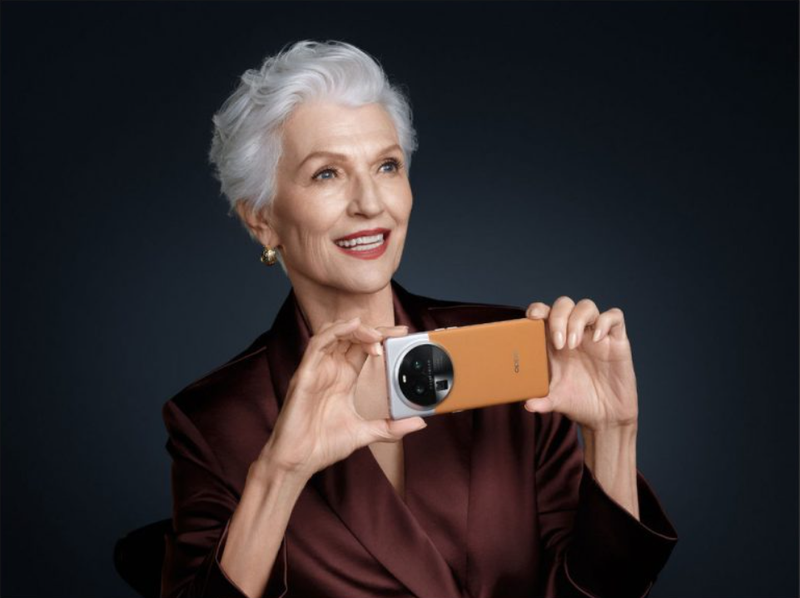 Bà Maye Musk trong bức ảnh chụp cùng mẫu smartphone Find X6 Pro của Oppo (Ảnh: Luxury Launch)