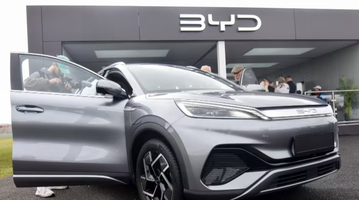 Chiếc SUV điện Atto 3 do hãng xe Trung Quốc BYD sản xuất được trưng bày tại triển lãm thương mại xe điện ở Farnborough, Anh (Ảnh: Reuters)