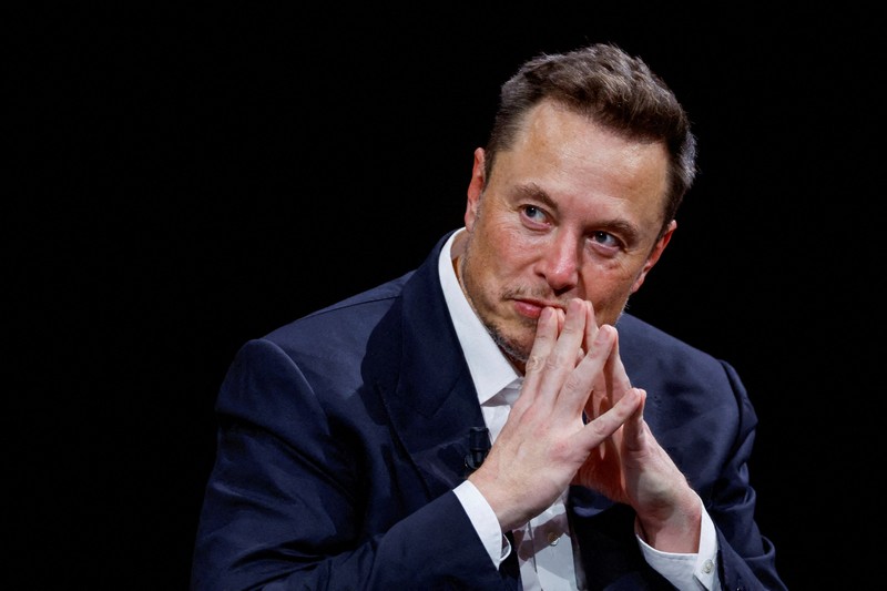 Giá cổ phiếu Tesla giảm 9% trong ngày 19/10 khiến tài sản của Elon Musk bay hơi ít nhất 16 tỉ USD (Ảnh: Reuters)