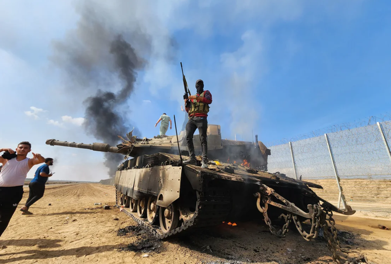 Cánh vũ trang của Hamas, Lữ đoàn Izz ad-Din al-Qassam, tiêu diệt một xe tăng của lực lượng Israel gần thành phố Gaza ngày 7/10 (Ảnh: Getty)