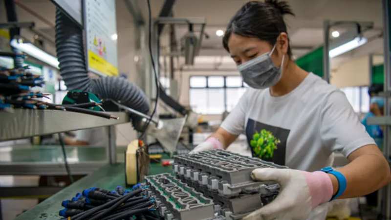 Một nhân viên làm việc trên dây chuyền lắp ráp sản phẩm đèn LED tại Trung Quốc (Ảnh: Getty)