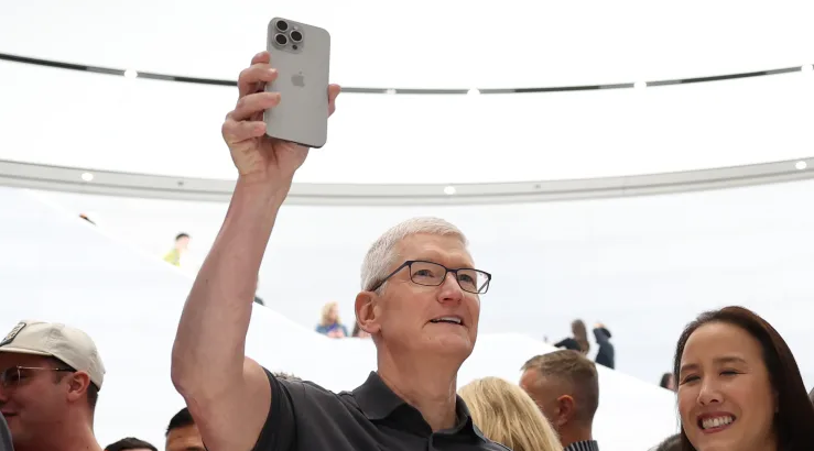 CEO Apple Tim Cook cầm iPhone 15 Pro mới trong một sự kiện của Apple vào ngày 12/9/2023 tại Cupertino, California (Ảnh: Getty)