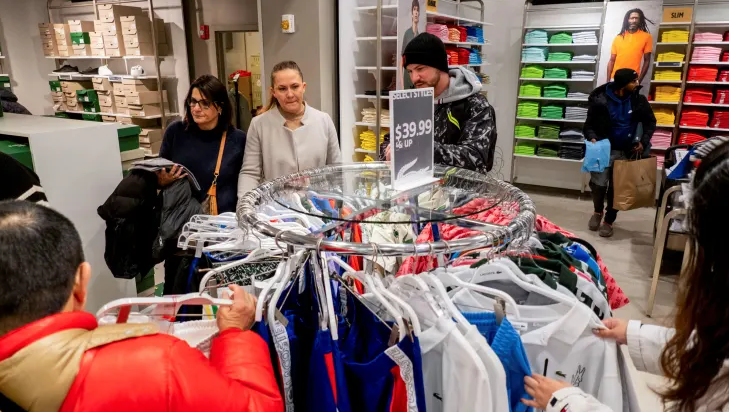 Người mua sắm chọn quần áo trong cửa hàng Lacoste nhân dịp Black Friday ở Central Valley, New York (Ảnh: CNBC)