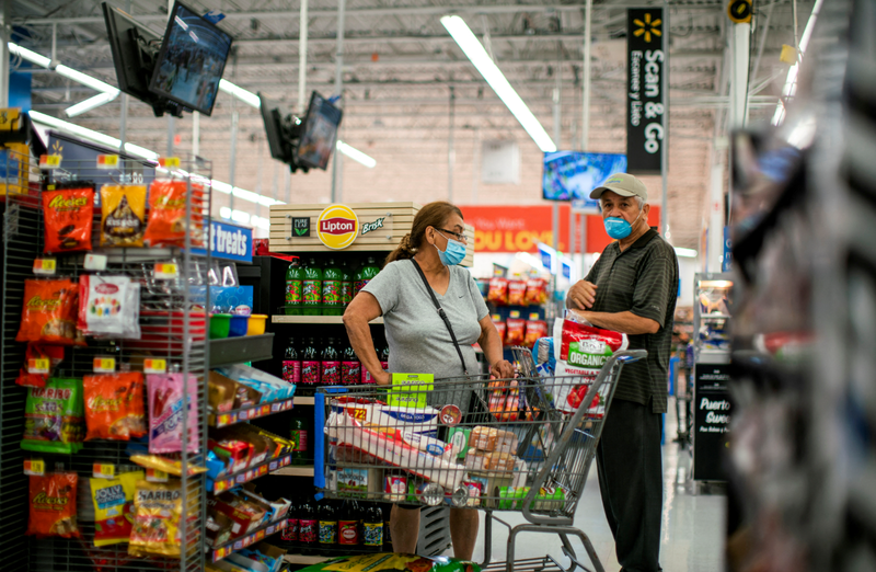Hoạt động chi tiêu của người tiêu dùng Mỹ đã giảm trong tháng 10 (Ảnh: Reuters)