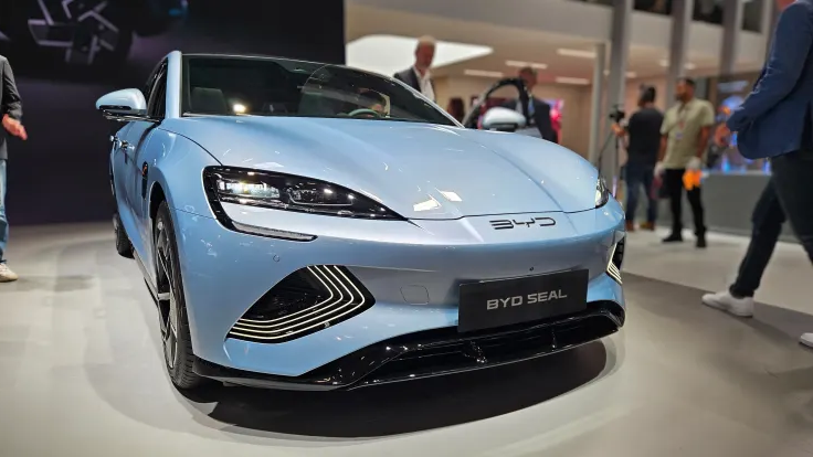 BYD ra mắt BYD Seal ở châu Âu tại triển lãm ô tô IAA ở Munich, Đức. Chiếc sedan điện có giá khởi điểm là 44.900 euro (48.479 USD) (Ảnh: CNBC)