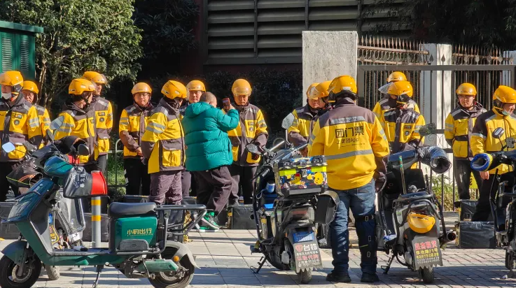 Nhiều nhân viên giao đồ ăn Meituan đang xếp hàng để chuẩn bị đi giao ở Thượng Hải, Trung Quốc (Ảnh: Getty)