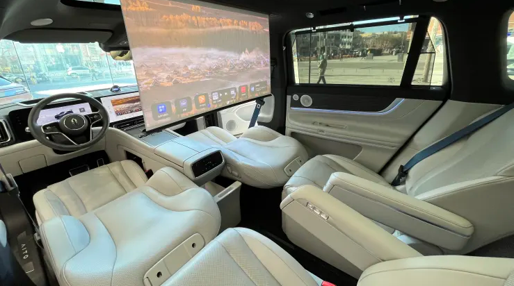 Hàng ghế trước của SUV M9 của Aito có thể điều chỉnh. Nội thất bao gồm cả màn chiếu và tủ lạnh (Ảnh: CNBC)