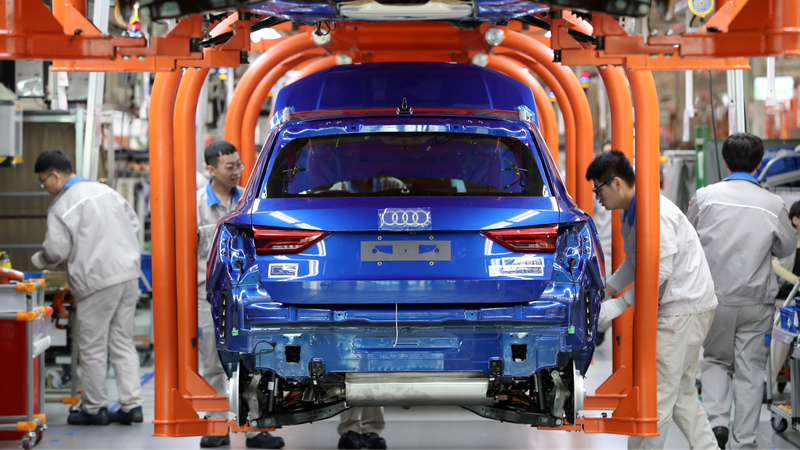 Công nhân trên dây chuyền lắp ráp Audi Q3 tại nhà máy FAW-Volkswagen ở Thiên Tân, Trung Quốc (Ảnh: Reuters)