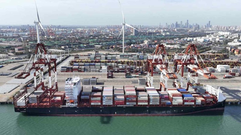 Một tàu container neo đậu tại cảng Thiên Tân, Trung Quốc. Mexico vượt Trung Quốc vào năm 2023 để trở thành nước xuất khẩu hàng đầu sang Mỹ (Ảnh: Kyodo News)