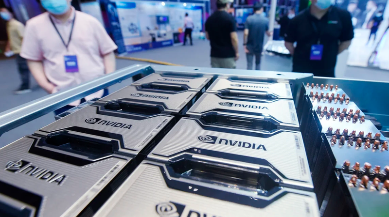 Khách hàng xem sản phẩm của Nvidia ở Hàng Châu, Trung Quốc (Ảnh: AP)