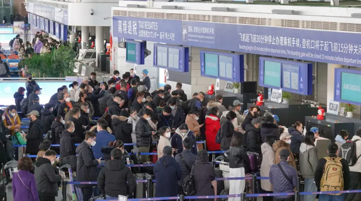 Hành khách ra nước ngoài xếp hàng làm thủ tục tại sân bay quốc tế ở Yên Đài, tỉnh Sơn Đông, Trung Quốc (Ảnh: Getty)