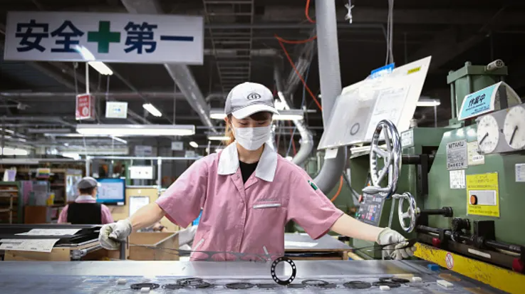 Nhân viên kiểm tra sản phẩm tại nhà máy Hamamatsu Gasket Co. ở Hamamatsu, tỉnh Shizuoka, Nhật Bản (Ảnh: Getty)