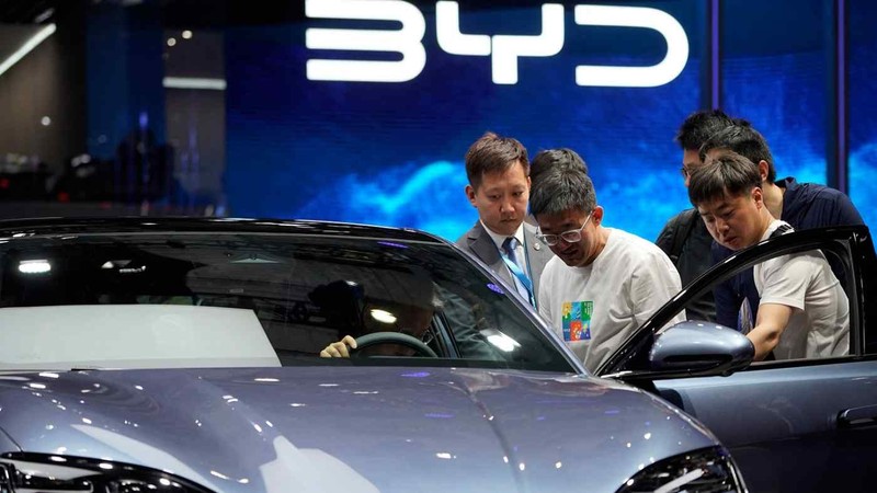 Một chiếc xe điện BYD Seal tại triển lãm thương mại Thượng Hải vào tháng 4/2023. Mỹ muốn kiểm tra các công nghệ được sử dụng trong ô tô thông minh để đối phó với các mối đe dọa an ninh quốc gia (Ảnh: Nikkei)