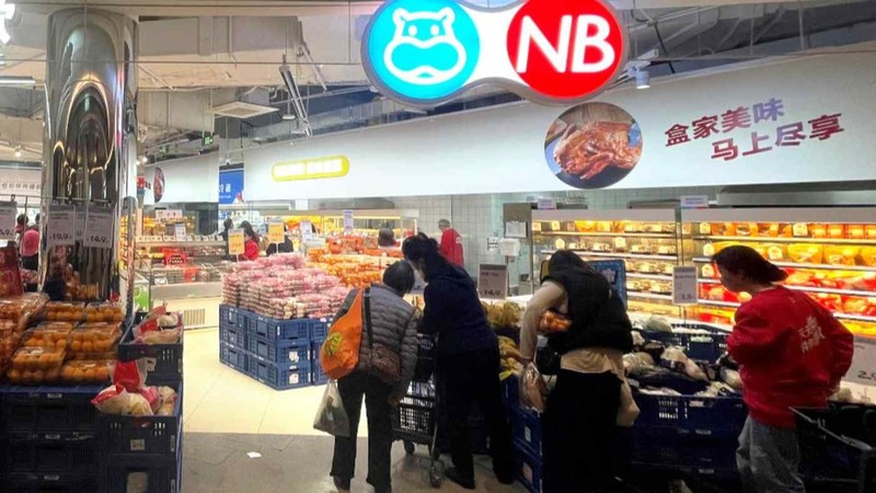 Người mua hàng xem qua các mặt hàng tại cửa hàng tạp hóa giảm giá Hema Outlet ở Thượng Hải (Ảnh: Nikkei)