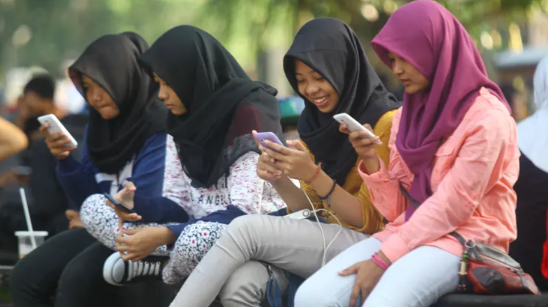 Người dân sử dụng smartphone tại Surakarta, Indonesia (Ảnh: Getty)