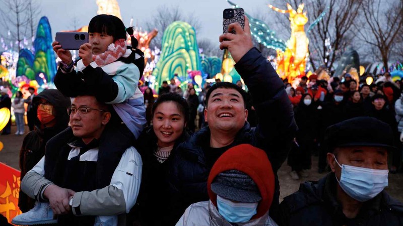 Người dân Trung Quốc tham gia Lễ hội đèn lồng, đánh dấu sự kết thúc của lễ đón Tết Nguyên đán, ở Bắc Kinh vào ngày 24/2 (Ảnh: Reuters)