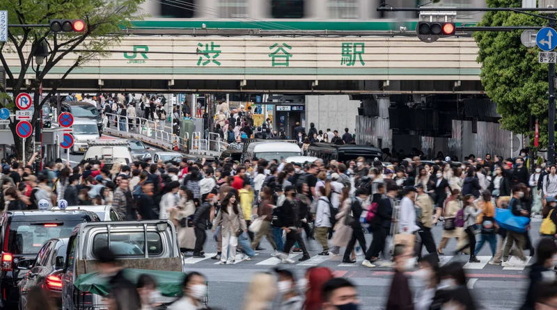 Đám đông người qua đường tại Shibuya Crossing, quận Shibuya, Tokyo (Ảnh: CNN)