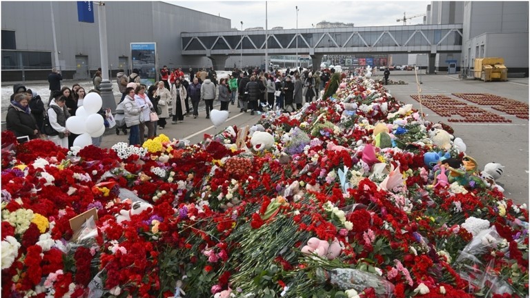 Người dân đặt hoa tại đài tưởng niệm tạm thời dành riêng cho các nạn nhân của vụ tấn công khủng bố gần Moscow (Ảnh: Sputnik)
