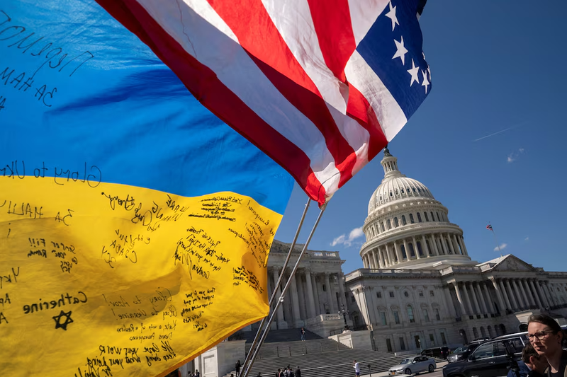 Những người ủng hộ Ukraine tuần hành bên ngoài Điện Capitol ở Mỹ ngày 20/4/2024 (Ảnh: Reuters)