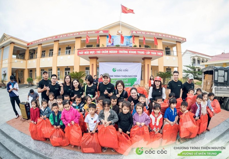 900 phần quà trao tay học sinh vùng lũ Quảng Bình