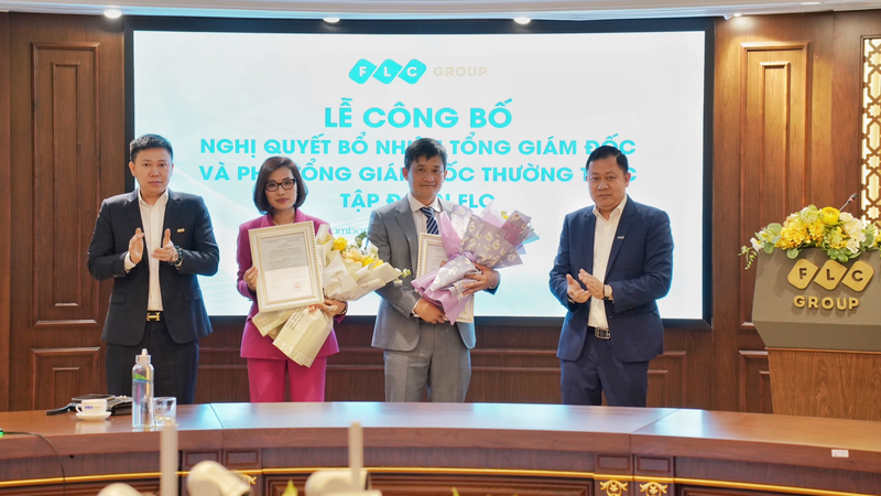 Tân Tổng Giám đốc FLC Lê Tiến Dũng (áo xám), tân Phó Tổng Giám đốc thường trực Trần Thị Hương cùng các lãnh đạo tập đoàn FLC tại lễ công bố (Ảnh: FLC)