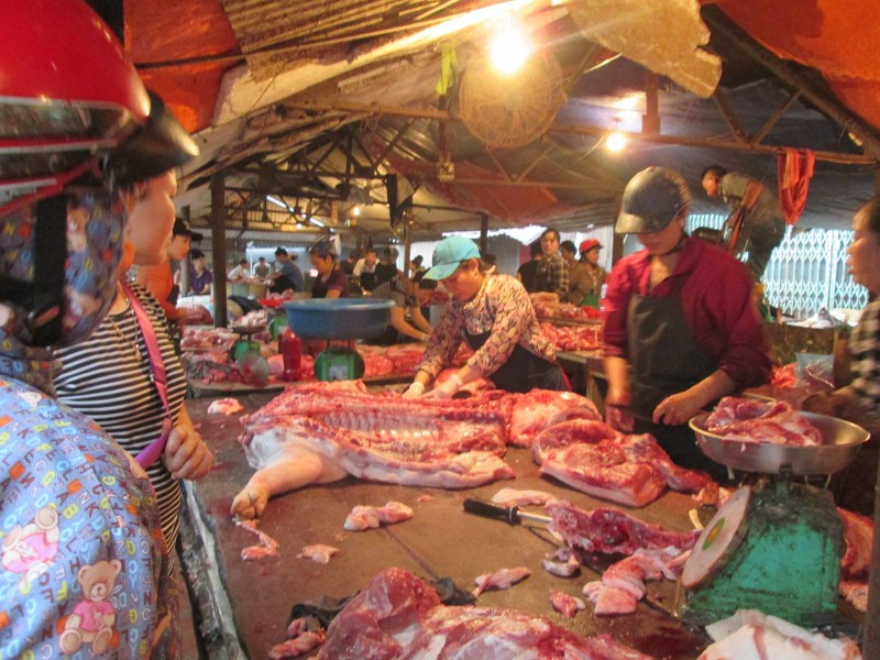 Sức mua thịt tại chợ Núi tấp nập hơn trước
