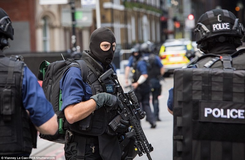 Các cảnh sát đang có mặt tại hiện trường và quyết định tiến hành một cuộc điều tra lớn sau vụ khủng bố lần thứ 3 trên đất Anh