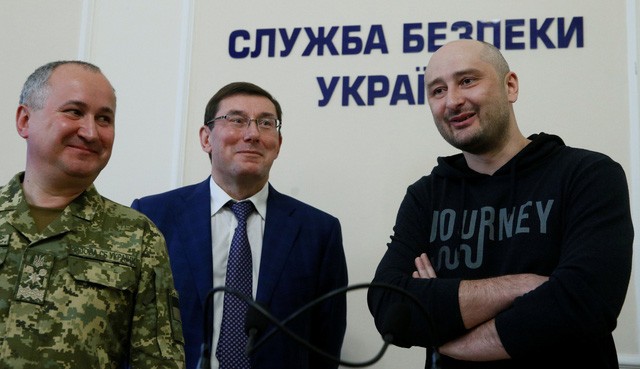 Arkady Babchenko (phải) xuất hiện tại Kiev ngày 30-5  (Ảnh: Reuters)