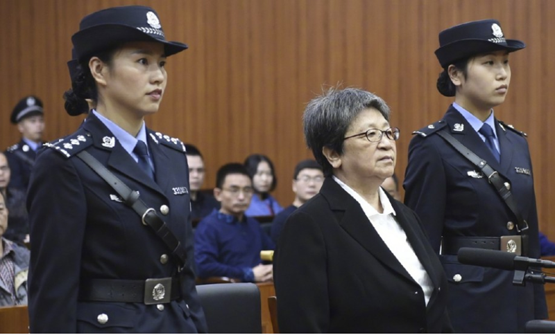 Dương Tú Châu bị đưa ra xét xử.