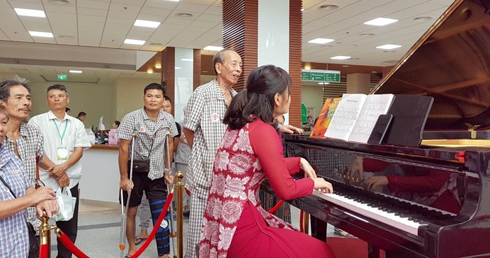 Đều đặn mỗi ngày 2 buổi, sáng từ 10-12h, chiều từ 15-17h, các nghệ sỹ và sinh viên ở Học viện âm nhạc quốc gia, Trung tâm âm nhạc tại Hà Nội  thay nhau đến biểu diễn tại BV Quân y 108.