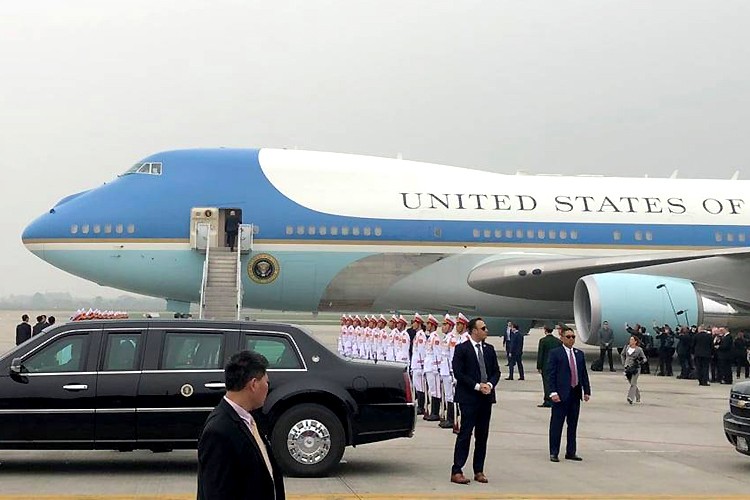 Tổng thống Mỹ lên máy bay rời khỏi Việt Nam sau hội nghị thượng đỉnh.