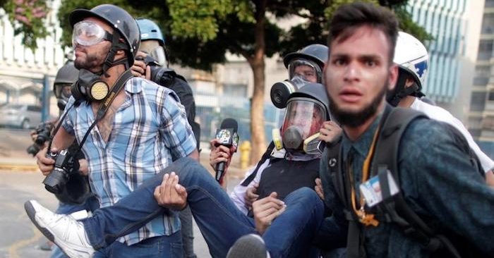 Một thành viên của giới truyền thông bị thương trong một cuộc biểu tình chống lại chính quyền Nicolas Maduro ở thủ đô Caracas, Venezuela ngày 1/5/2019. (Ảnh: Reuters)
