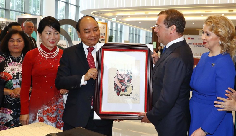 Thủ tướng Nguyễn Xuân Phúc trao tặng Thủ tướng Nga Dmitri Medvedev bức "Vinh hoa"