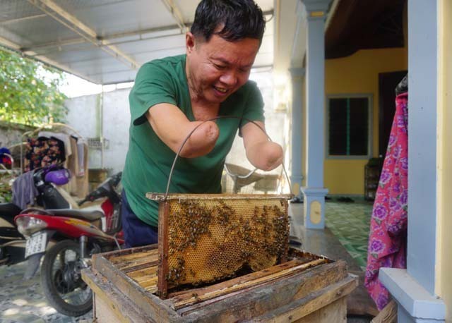 Ông Linh nuôi đàn ong mật với những dụng cụ đã được cải tiến để phù hợp với bản thân.