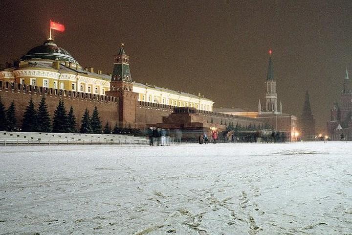Quốc kỳ búa liềm của Liên Xô tung bay trên nóc điện Kremlin vào tối Thứ Bảy, ngày 21/12/1991. Vào tối 25/12 năm đó, lá cờ này được hạ xuống lần đầu tiên và được thay bằng quốc kỳ Nga. Liên Xô chính thức giải thể vào ngày 26/12/1991. Ảnh: AP.
