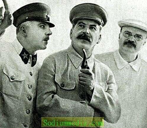 Stalin (giữa) vẫn là một trong những nguyên nhân gây nên "vụ án Leningrad" thảm khốc (Ảnh: Tư liệu)