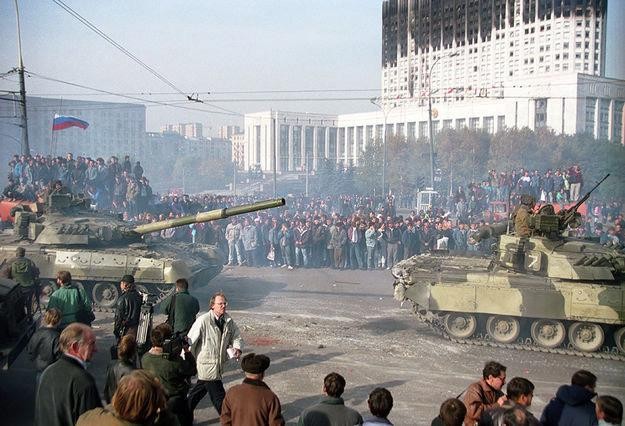 Ngày 4/10/1993, cuộc đụng độ gây rúng động nước Nga kết thúc khi nhóm nghị sĩ nổi dậy, đứng đầu là Phó tổng thống Aleksander Rutskoi, đầu hàng phe của Tổng thống Boris Yeltsin (Ảnh: Tư liệu)